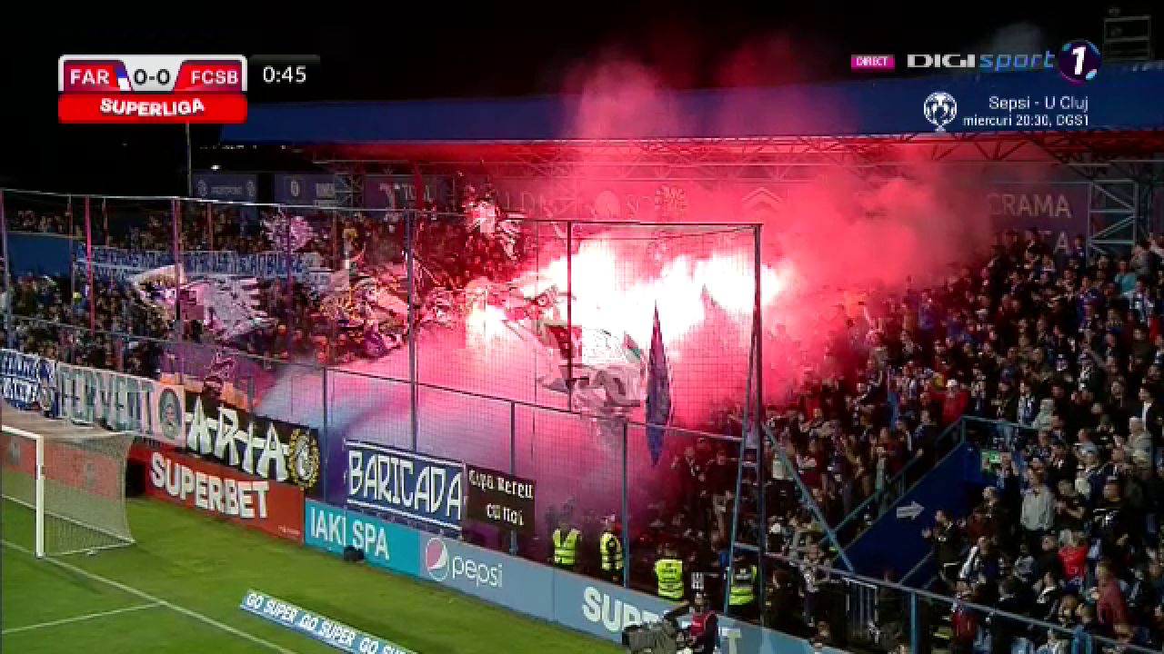 Spectacol total la Farul - FCSB! Fanii gazdelor au „aprins” peluza cu materiale pirotehnice încă din startul meciului_1