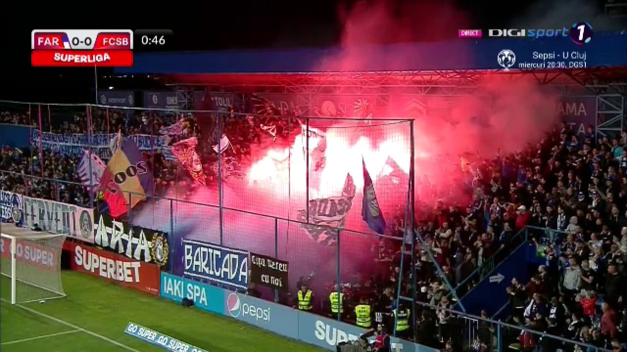 Spectacol total la Farul - FCSB! Fanii gazdelor au „aprins” peluza cu materiale pirotehnice încă din startul meciului_8