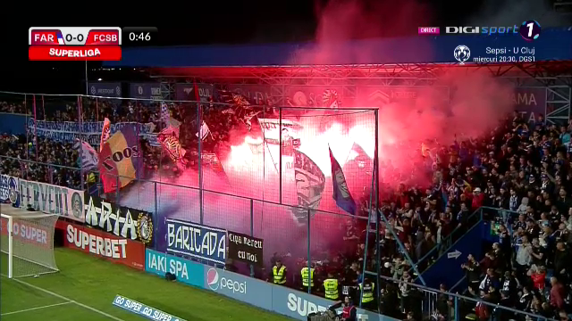 Spectacol total la Farul - FCSB! Fanii gazdelor au „aprins” peluza cu materiale pirotehnice încă din startul meciului_9