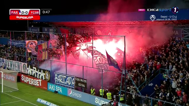 Spectacol total la Farul - FCSB! Fanii gazdelor au „aprins” peluza cu materiale pirotehnice încă din startul meciului_11