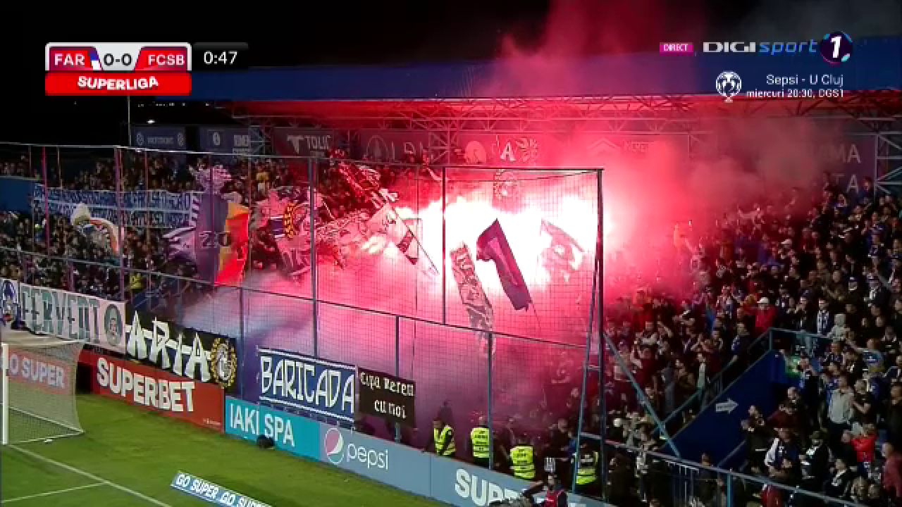Spectacol total la Farul - FCSB! Fanii gazdelor au „aprins” peluza cu materiale pirotehnice încă din startul meciului_14