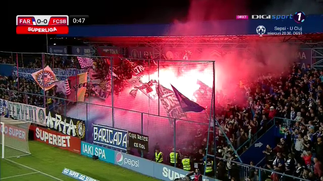 Spectacol total la Farul - FCSB! Fanii gazdelor au „aprins” peluza cu materiale pirotehnice încă din startul meciului_18