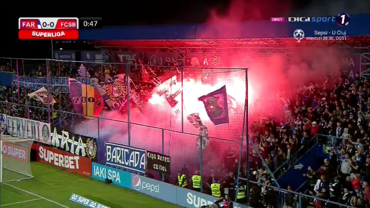 Spectacol total la Farul - FCSB! Fanii gazdelor au „aprins” peluza cu materiale pirotehnice încă din startul meciului_21
