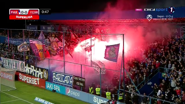 Spectacol total la Farul - FCSB! Fanii gazdelor au „aprins” peluza cu materiale pirotehnice încă din startul meciului_22