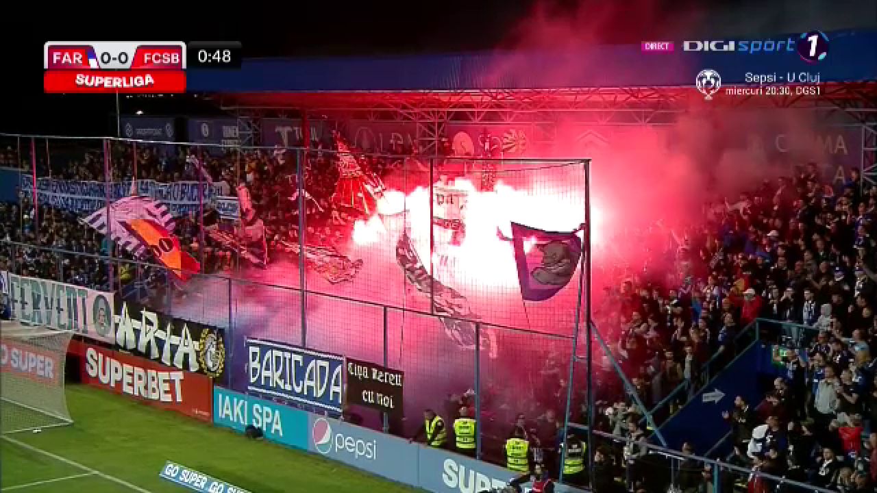 Spectacol total la Farul - FCSB! Fanii gazdelor au „aprins” peluza cu materiale pirotehnice încă din startul meciului_25