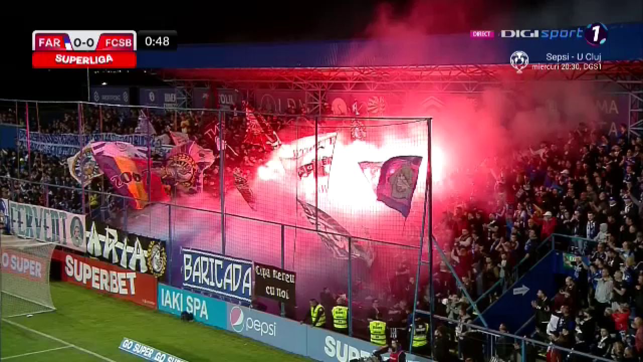 Spectacol total la Farul - FCSB! Fanii gazdelor au „aprins” peluza cu materiale pirotehnice încă din startul meciului_29