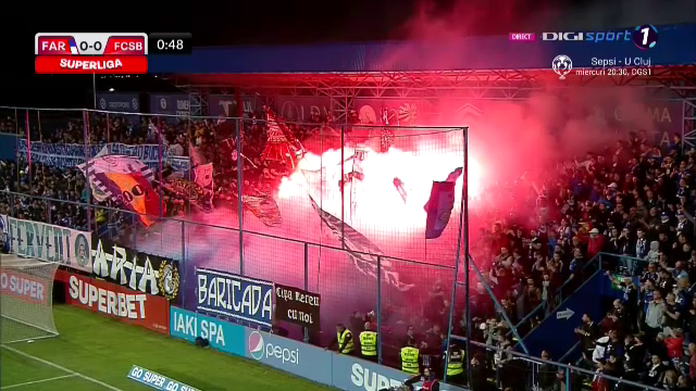 Spectacol total la Farul - FCSB! Fanii gazdelor au „aprins” peluza cu materiale pirotehnice încă din startul meciului_30