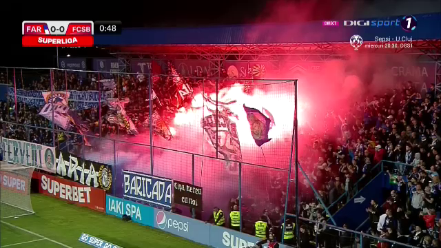 Spectacol total la Farul - FCSB! Fanii gazdelor au „aprins” peluza cu materiale pirotehnice încă din startul meciului_33