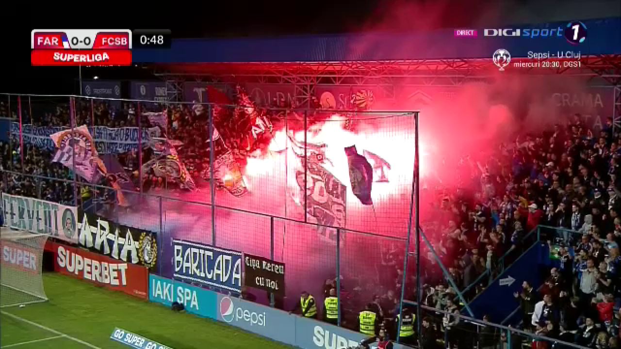 Spectacol total la Farul - FCSB! Fanii gazdelor au „aprins” peluza cu materiale pirotehnice încă din startul meciului_39