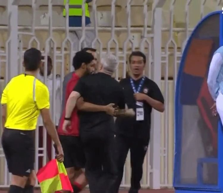 Șumudică a cedat după un conflict cu un fan! Staff-ul a intervenit pentru a-l calma_9