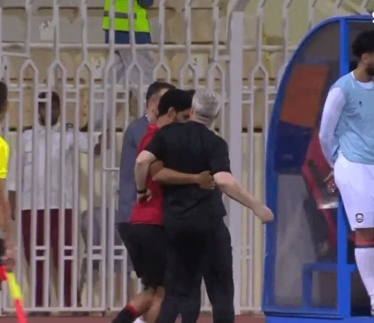 Șumudică a cedat după un conflict cu un fan! Staff-ul a intervenit pentru a-l calma_10