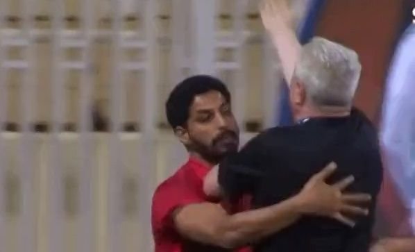 Șumudică a cedat după un conflict cu un fan! Staff-ul a intervenit pentru a-l calma_13