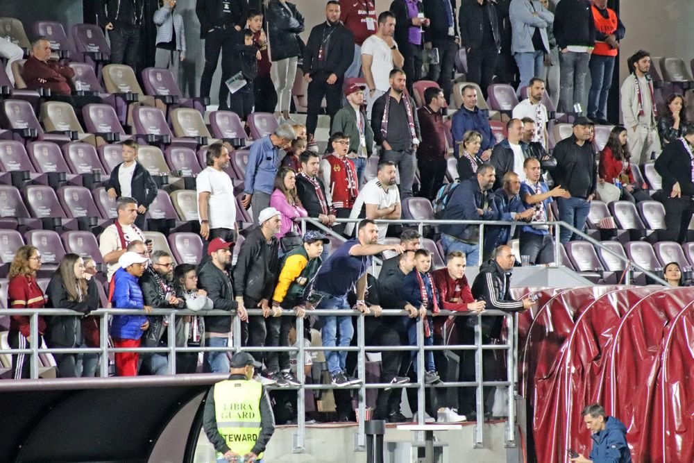 Umilință totală în Giulești! Ce au cântat galeria Craiovei, jucătorii și antrenorul Neagoe, după fluierul final_22