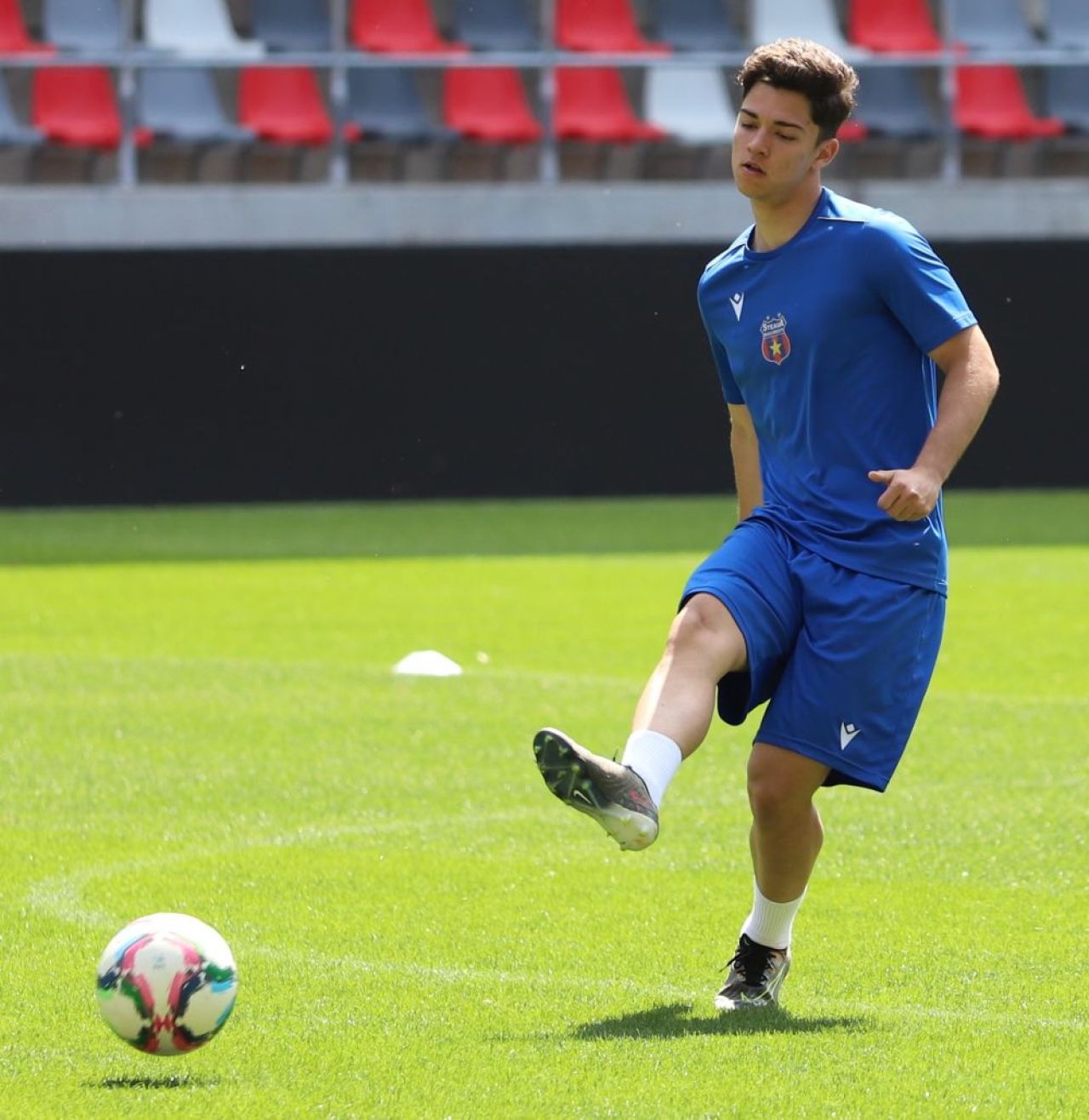 Steaua este peste FCSB! Echipa de fotbal din Ghencea care luptă pentru eventul campionat - cupă_5