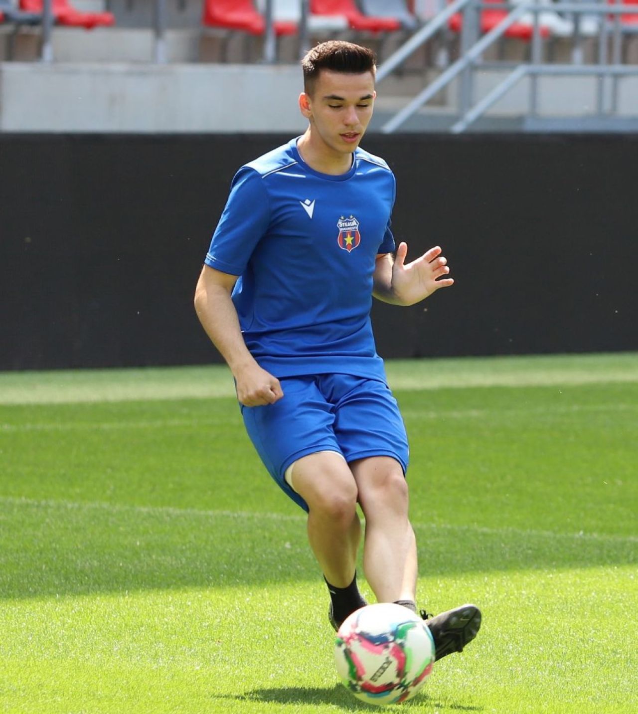 Steaua este peste FCSB! Echipa de fotbal din Ghencea care luptă pentru eventul campionat - cupă_7