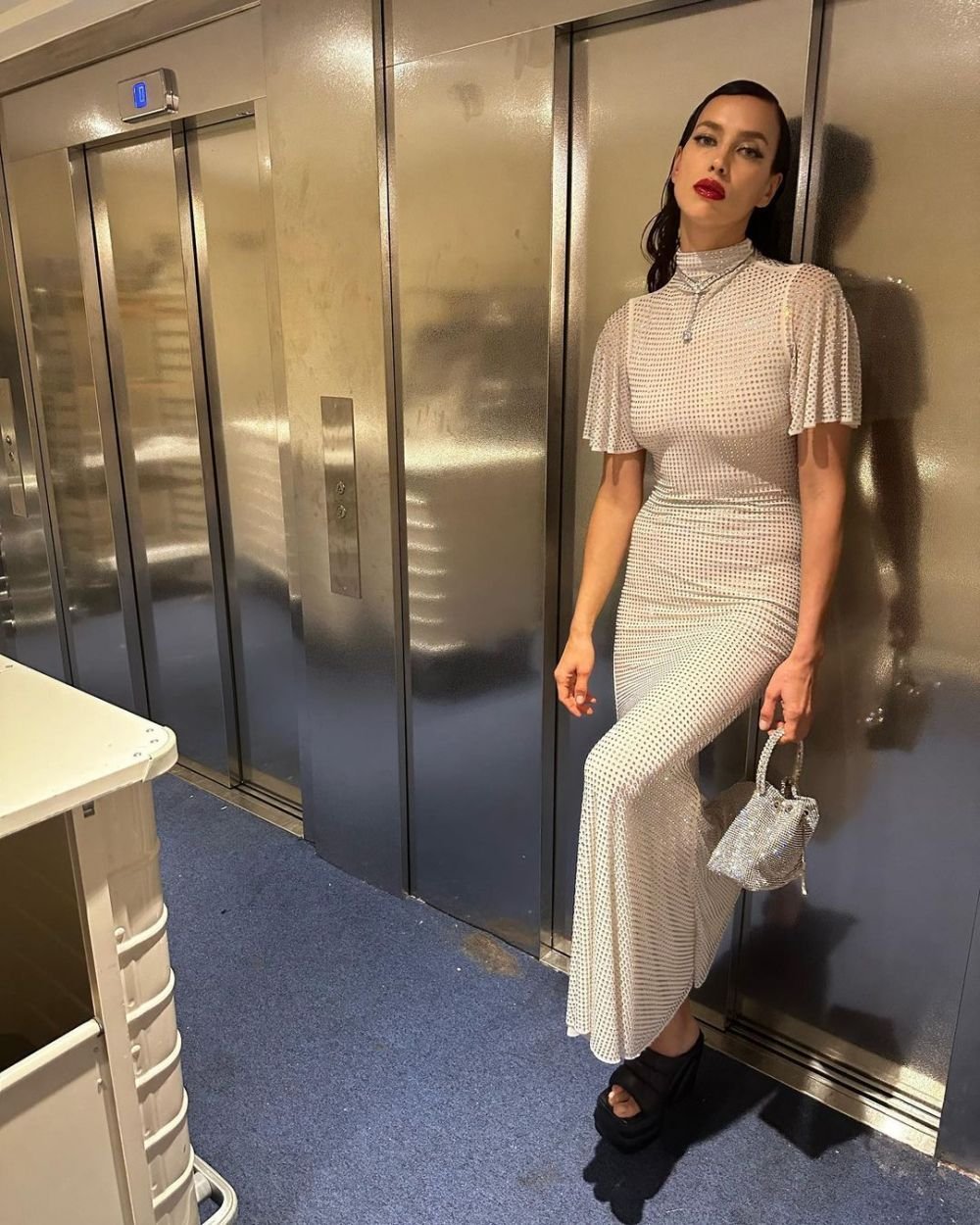 Și-a uitat hainele acasă?! Irina Shayk, aproape dezbrăcată pe covorul roșu la Cannes! Cum a apărut _10