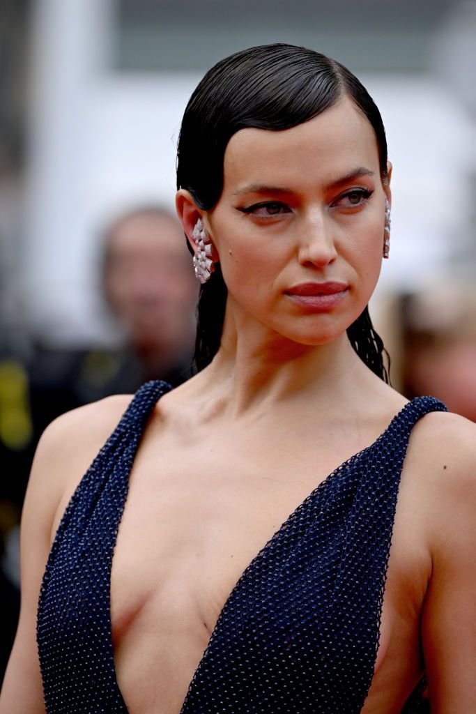 Și-a uitat hainele acasă?! Irina Shayk, aproape dezbrăcată pe covorul roșu la Cannes! Cum a apărut _12