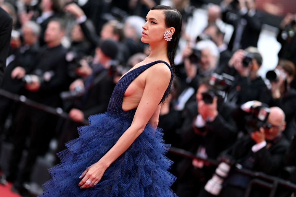 Și-a uitat hainele acasă?! Irina Shayk, aproape dezbrăcată pe covorul roșu la Cannes! Cum a apărut _13