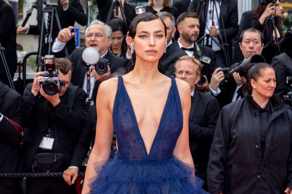 Și-a uitat hainele acasă?! Irina Shayk, aproape dezbrăcată pe covorul roșu la Cannes! Cum a apărut _14
