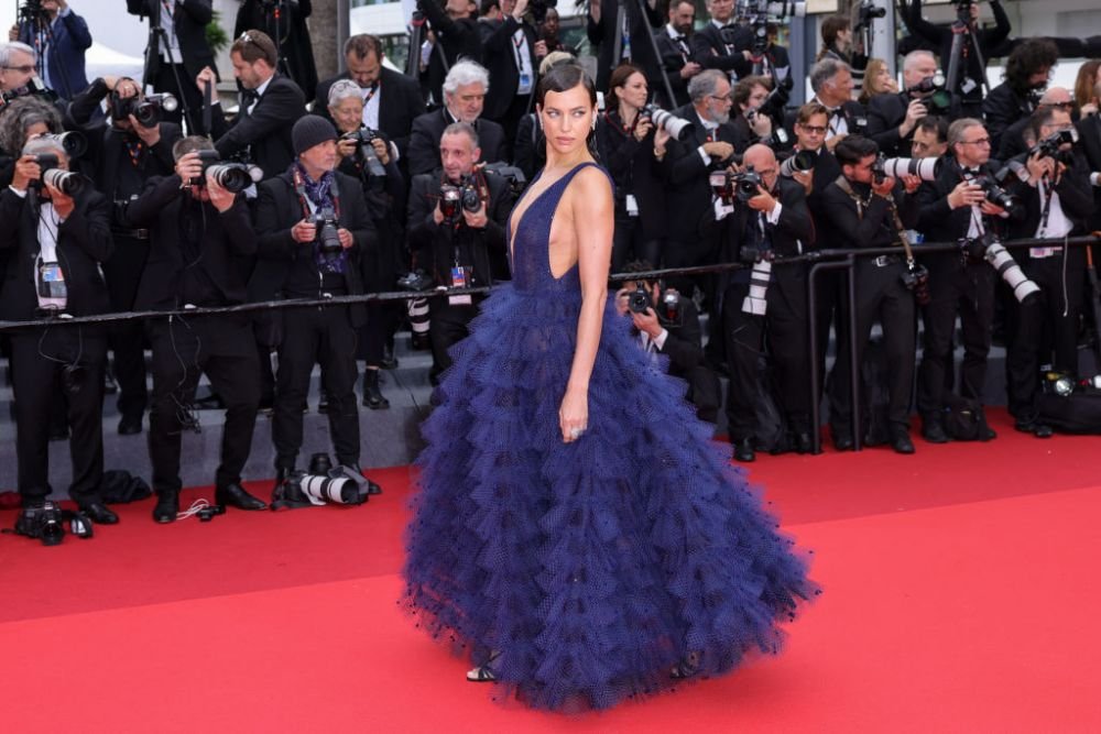Și-a uitat hainele acasă?! Irina Shayk, aproape dezbrăcată pe covorul roșu la Cannes! Cum a apărut _15