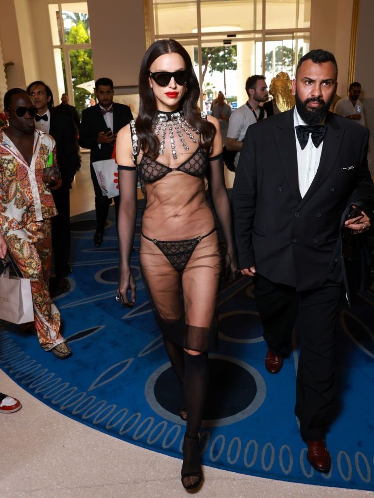 Și-a uitat hainele acasă?! Irina Shayk, aproape dezbrăcată pe covorul roșu la Cannes! Cum a apărut _20