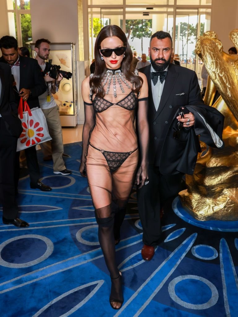 Și-a uitat hainele acasă?! Irina Shayk, aproape dezbrăcată pe covorul roșu la Cannes! Cum a apărut _22