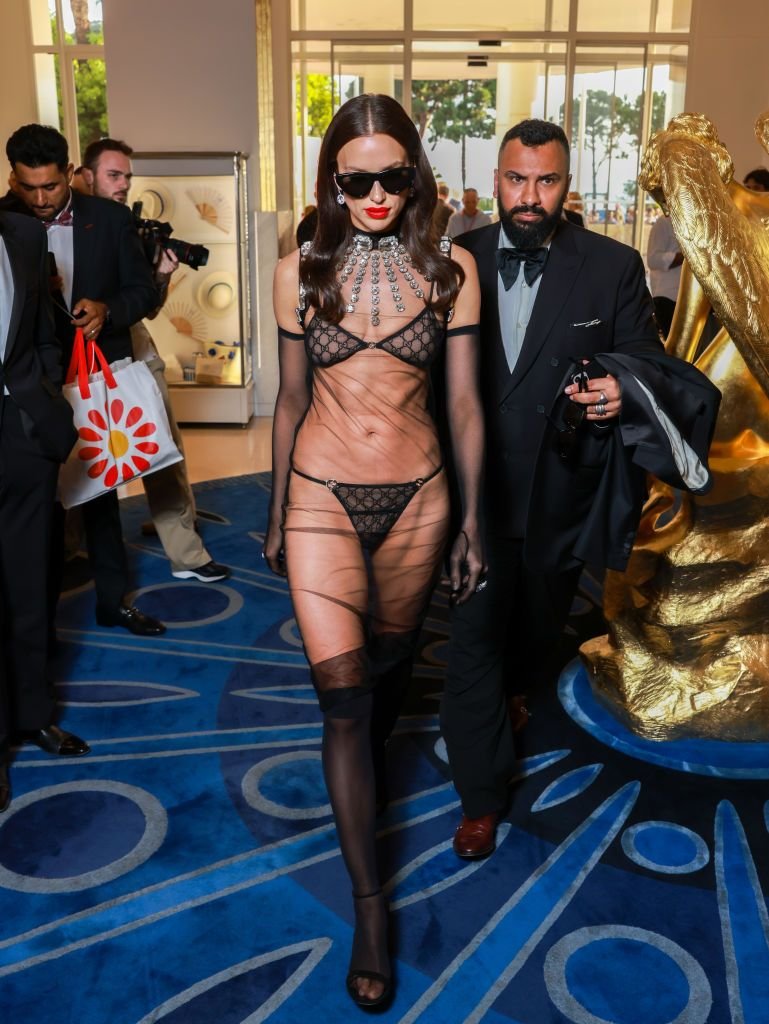 Și-a uitat hainele acasă?! Irina Shayk, aproape dezbrăcată pe covorul roșu la Cannes! Cum a apărut _23