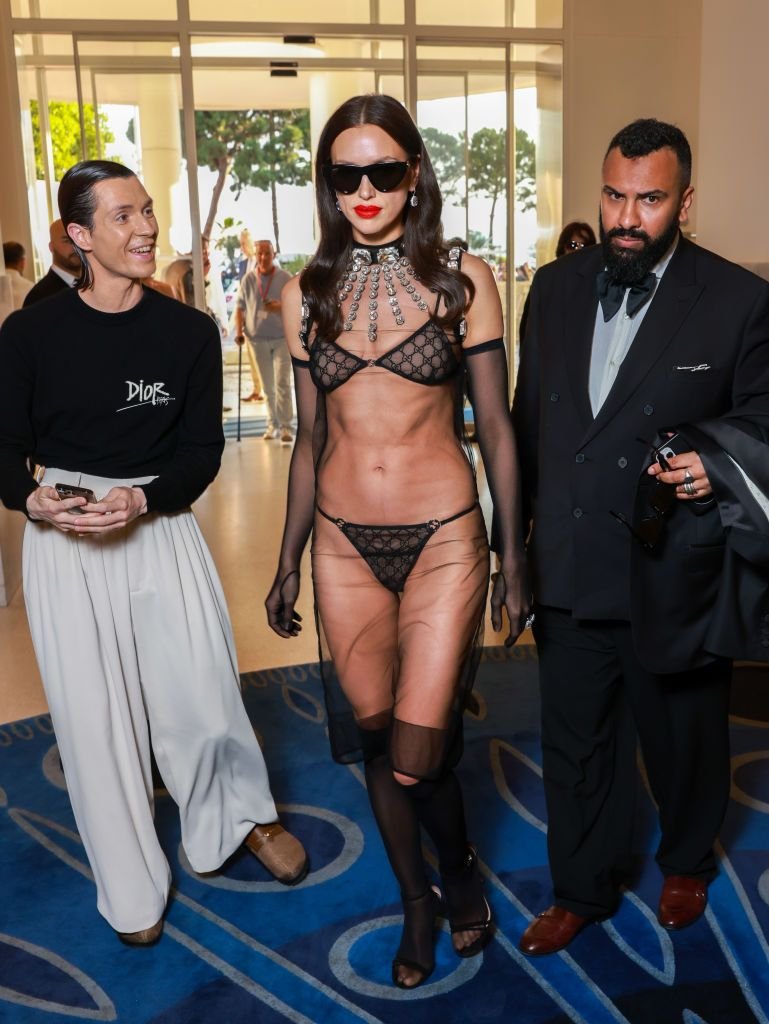 Și-a uitat hainele acasă?! Irina Shayk, aproape dezbrăcată pe covorul roșu la Cannes! Cum a apărut _25