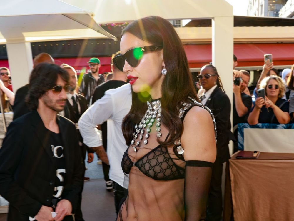 Și-a uitat hainele acasă?! Irina Shayk, aproape dezbrăcată pe covorul roșu la Cannes! Cum a apărut _27