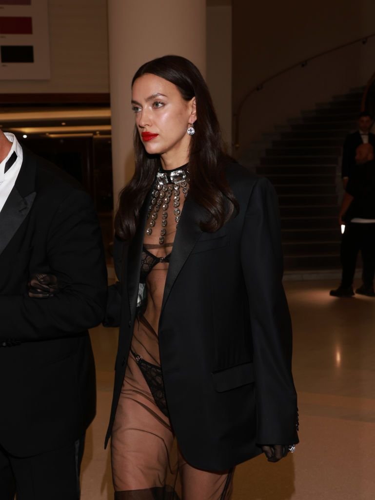 Și-a uitat hainele acasă?! Irina Shayk, aproape dezbrăcată pe covorul roșu la Cannes! Cum a apărut _32