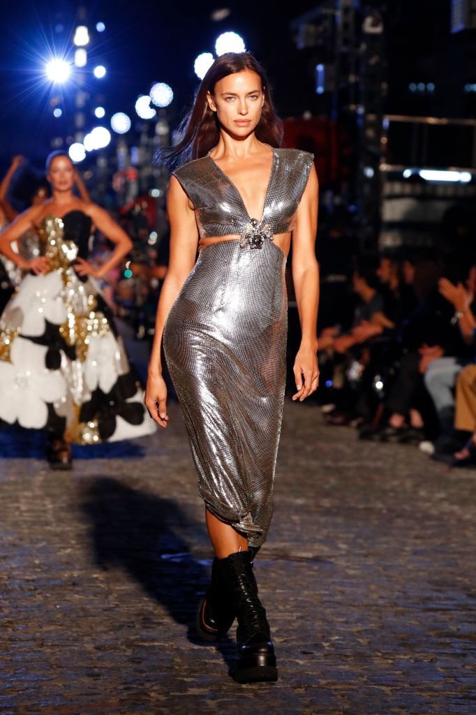 Și-a uitat hainele acasă?! Irina Shayk, aproape dezbrăcată pe covorul roșu la Cannes! Cum a apărut _94