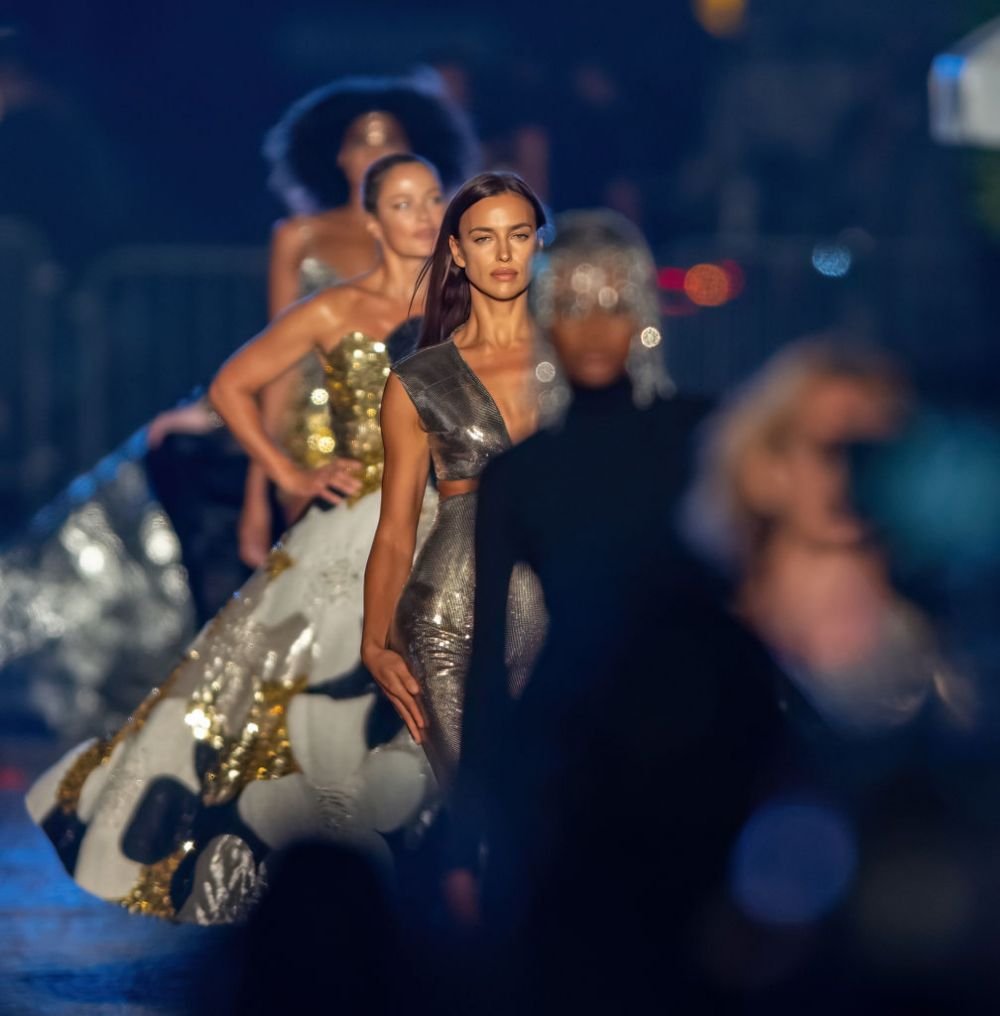 Și-a uitat hainele acasă?! Irina Shayk, aproape dezbrăcată pe covorul roșu la Cannes! Cum a apărut _99