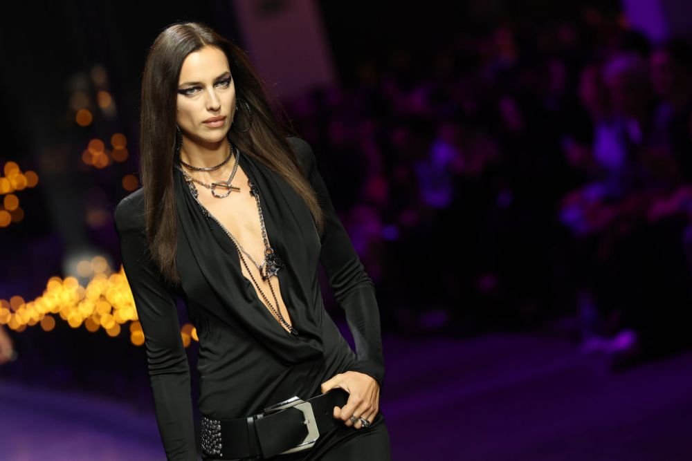 Și-a uitat hainele acasă?! Irina Shayk, aproape dezbrăcată pe covorul roșu la Cannes! Cum a apărut _111