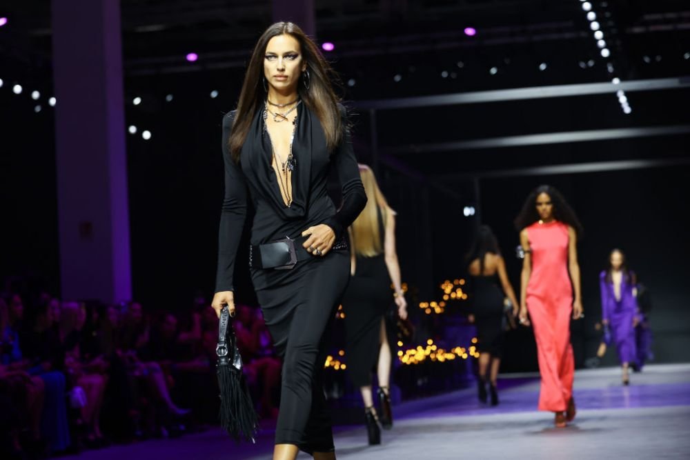 Și-a uitat hainele acasă?! Irina Shayk, aproape dezbrăcată pe covorul roșu la Cannes! Cum a apărut _112
