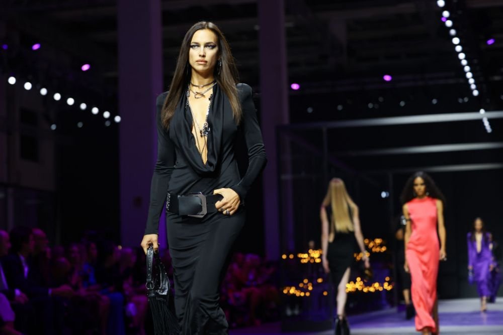 Și-a uitat hainele acasă?! Irina Shayk, aproape dezbrăcată pe covorul roșu la Cannes! Cum a apărut _113