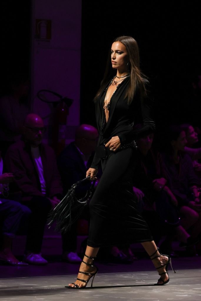 Și-a uitat hainele acasă?! Irina Shayk, aproape dezbrăcată pe covorul roșu la Cannes! Cum a apărut _115