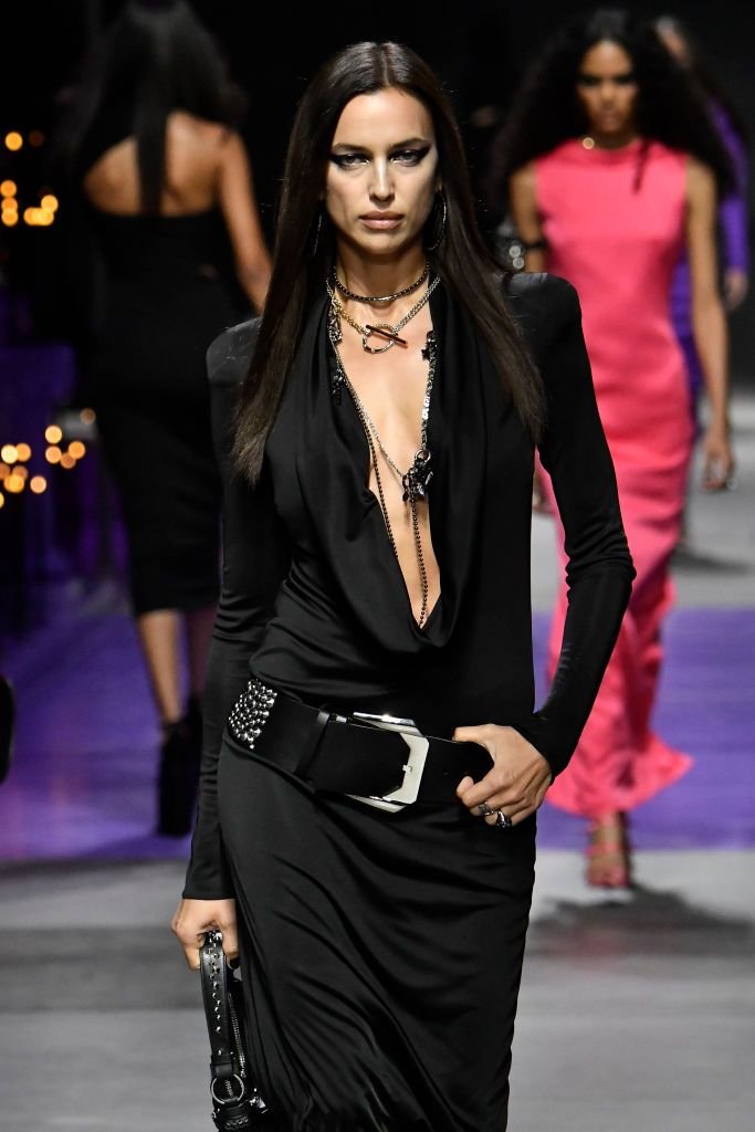 Și-a uitat hainele acasă?! Irina Shayk, aproape dezbrăcată pe covorul roșu la Cannes! Cum a apărut _116