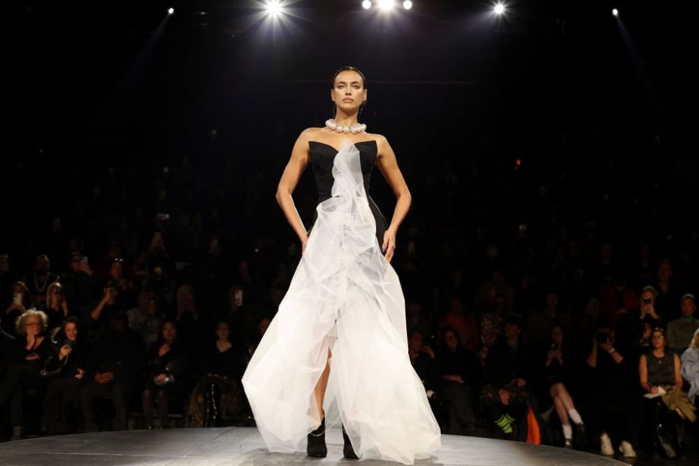 Și-a uitat hainele acasă?! Irina Shayk, aproape dezbrăcată pe covorul roșu la Cannes! Cum a apărut _136