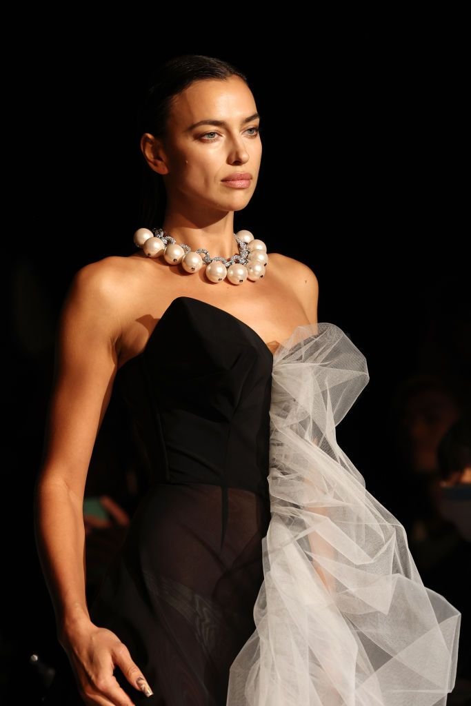 Și-a uitat hainele acasă?! Irina Shayk, aproape dezbrăcată pe covorul roșu la Cannes! Cum a apărut _138