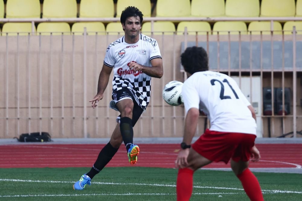 Emoții pentru Ferarri! Carlos Sainz s-a accidentat la un meci caritabil de fotbal chiar înaintea Grad Prix-ului de la Monaco _2