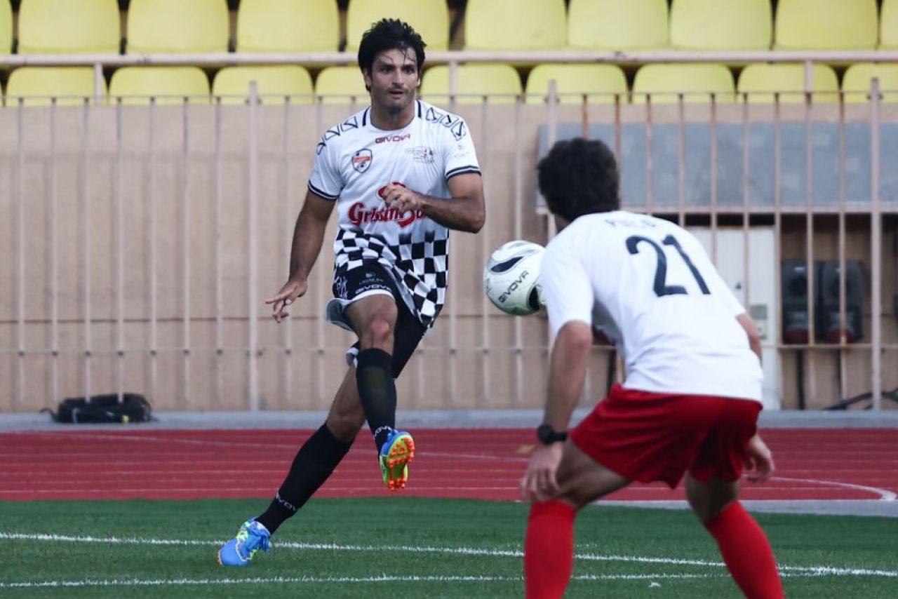 Emoții pentru Ferarri! Carlos Sainz s-a accidentat la un meci caritabil de fotbal chiar înaintea Grad Prix-ului de la Monaco _2
