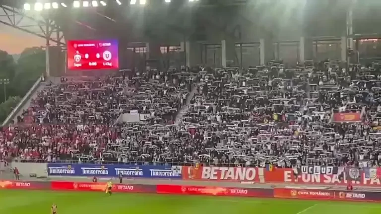 Atmosferă nebună la Sepsi - U Cluj! Stadionul s-a &icirc;mpărțit &icirc;n trei culori: roșu și alb negru