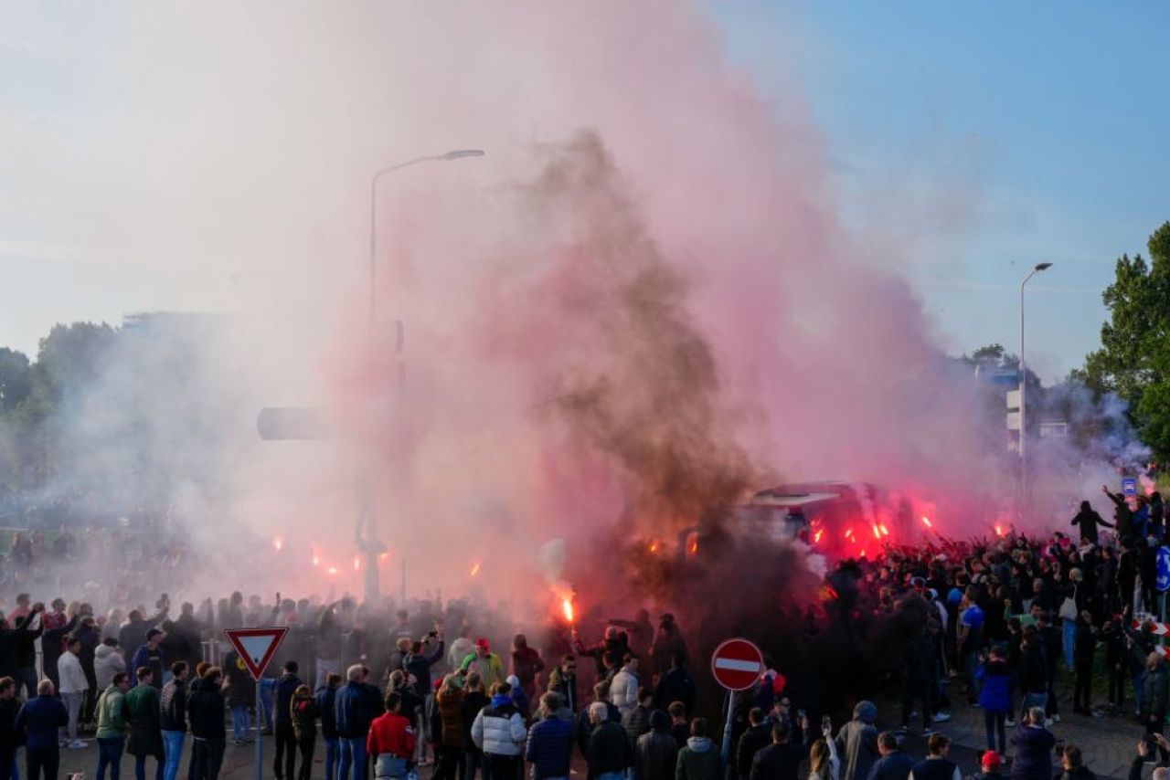 43 de suporteri ai AZ Alkmaar, interzişi pe stadion după incidentele de la meciul cu West Ham_4