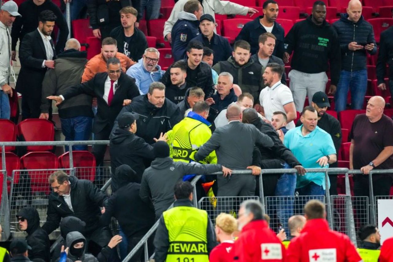 43 de suporteri ai AZ Alkmaar, interzişi pe stadion după incidentele de la meciul cu West Ham_7