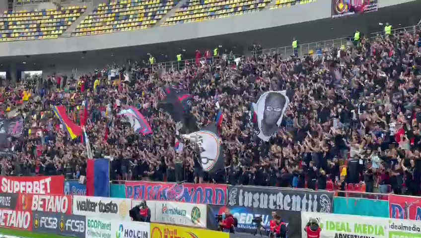 Atmosferă nebună la FCSB - Rapid! Galeria giuleștenilor i-a ironizat pe „roș-albaștri” cu o coregrafie inedită_5