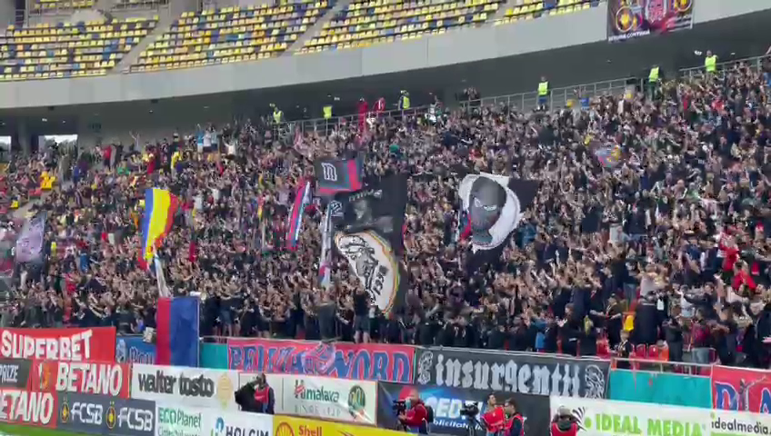 Atmosferă nebună la FCSB - Rapid! Galeria giuleștenilor i-a ironizat pe „roș-albaștri” cu o coregrafie inedită_11