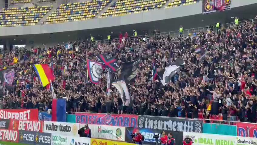 Atmosferă nebună la FCSB - Rapid! Galeria giuleștenilor i-a ironizat pe „roș-albaștri” cu o coregrafie inedită_13