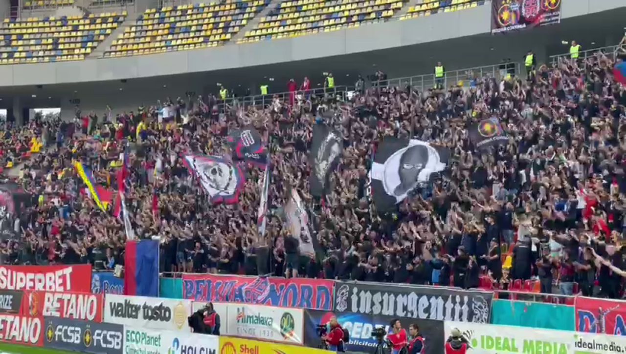 Atmosferă nebună la FCSB - Rapid! Galeria giuleștenilor i-a ironizat pe „roș-albaștri” cu o coregrafie inedită_15