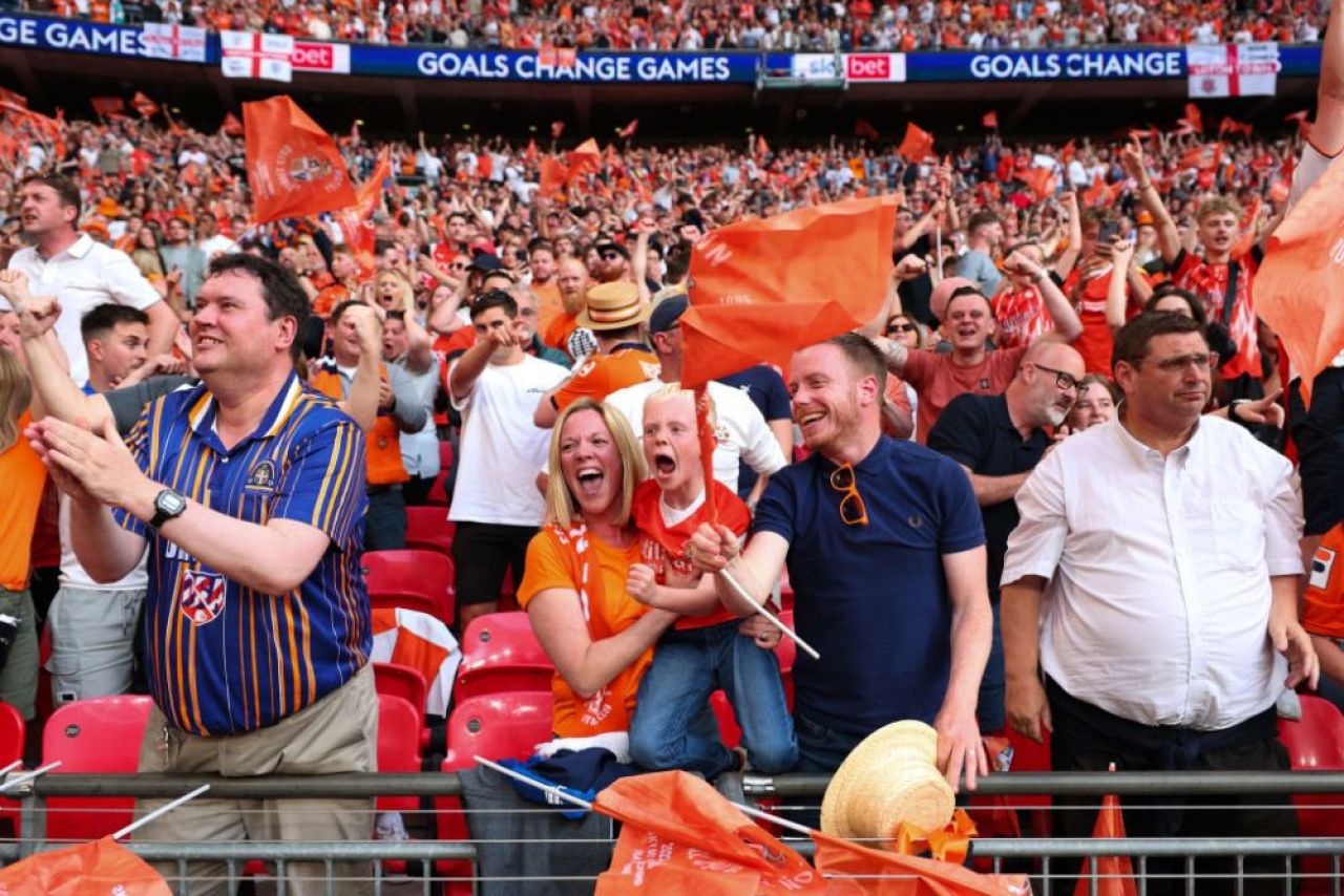 În stadionul nou-promovatei Luton Town se intră ca în bar: cu câte milioane îl vor moderniza pentru Premier League_1