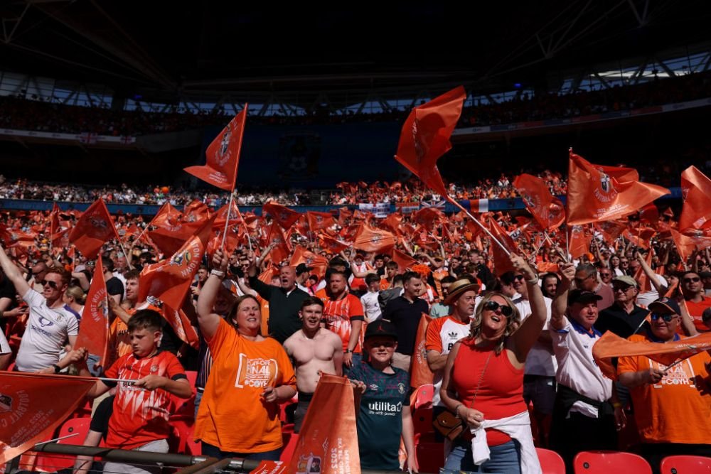 În stadionul nou-promovatei Luton Town se intră ca în bar: cu câte milioane îl vor moderniza pentru Premier League_2